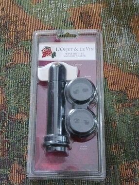 NWT Wine Bottle Vacuum Sealer with two stoppers